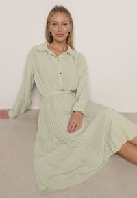 Born2be - Zielona Sukienka Plisowana o Koszulowym Kroju z Paskiem z Klamrą Efronta. Okazja: na co dzień. Typ kołnierza: kołnierzyk klasyczny. Kolor: zielony. Materiał: jeans. Długość rękawa: długi rękaw. Wzór: aplikacja. Typ sukienki: koszulowe. Styl: casual, elegancki, klasyczny #6