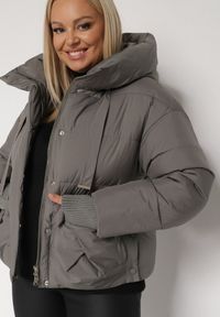 Born2be - Szara Pikowana Krótka Kurtka z Nieodpinanym Kapturem i Ozdobnymi Tasiemkami Mevannia. Okazja: na co dzień. Kolor: szary. Materiał: jeans. Długość: krótkie. Styl: casual #6