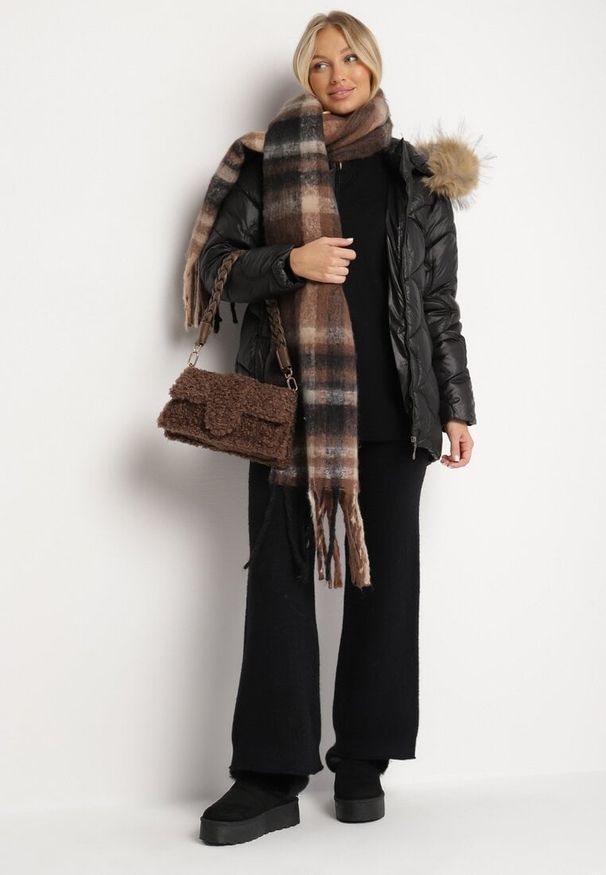 Born2be - Czarna Kurtka z Ozdobnymi Pikowanymi Przeszyciami i Kapturem z Futerkiem Cyrinna. Okazja: na co dzień. Kolor: czarny. Materiał: futro. Styl: casual, elegancki