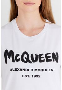 Alexander McQueen - ALEXANDER MCQUEEN Biały t-shirt damski z logo. Kolor: biały. Materiał: bawełna. Wzór: nadruk #4