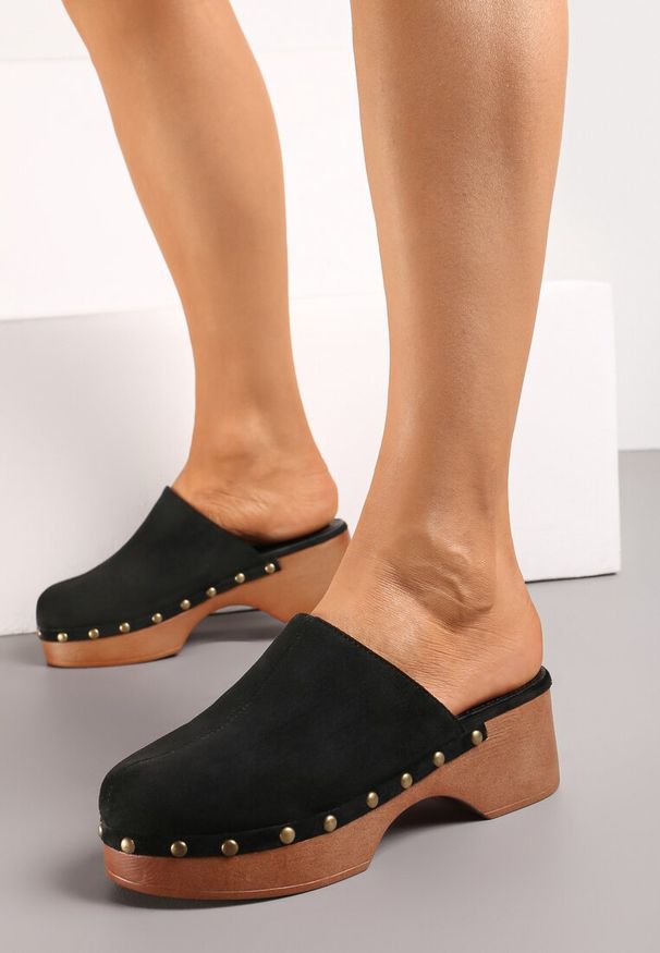 Born2be - Czarne Klapki w Typie Chodaków na Grubym Słupku z Nitami Senobis. Kolor: czarny. Sezon: lato. Obcas: na słupku. Styl: elegancki