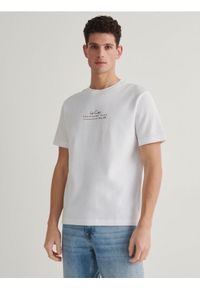 Reserved - T-shirt regular fit z nadrukiem - biały. Kolor: biały. Materiał: bawełna, dzianina. Wzór: nadruk