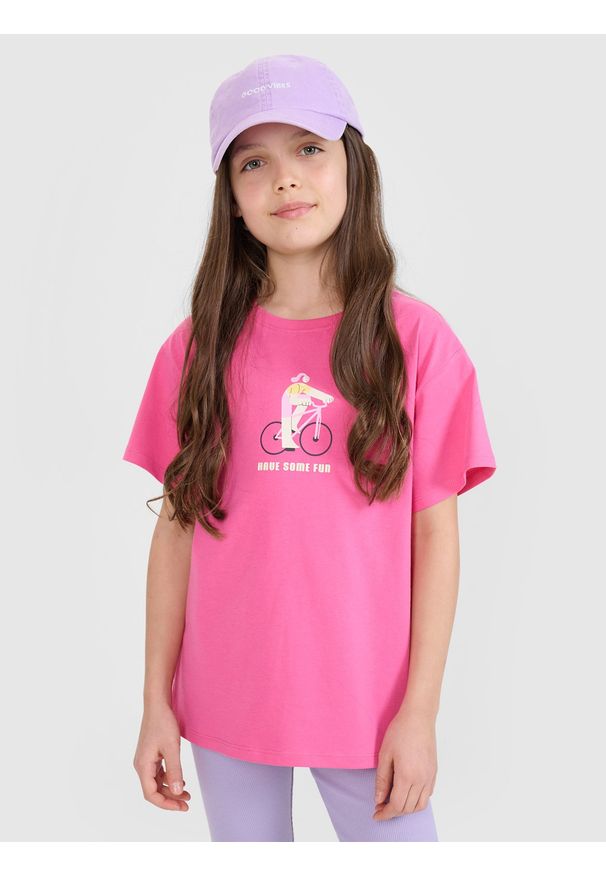 4f - 4F T-shirt regular z nadrukiem dziewczęcy - różowy 122 (6-7 lat). Okazja: na co dzień. Kolor: różowy. Materiał: dzianina, bawełna, jersey. Długość rękawa: krótki rękaw. Długość: krótkie. Wzór: nadruk. Sezon: lato. Styl: klasyczny, elegancki, sportowy, casual