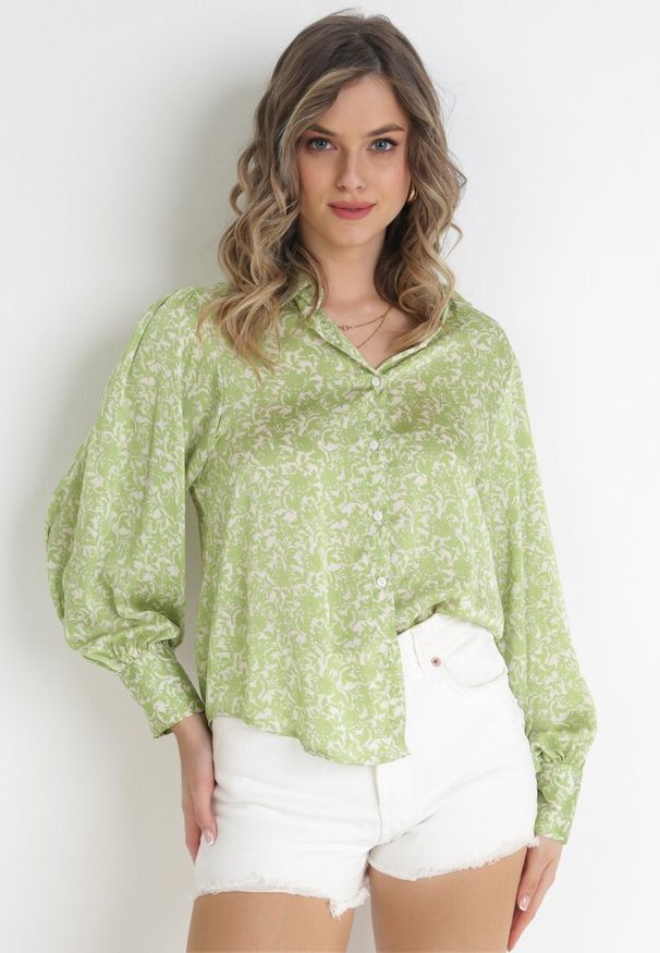 Born2be - Zielona Koszula w Drobne Kwiatki z Bufiastymi Rękawami Serafine. Typ kołnierza: kołnierzyk klasyczny. Kolor: zielony. Materiał: jeans. Długość rękawa: długi rękaw. Długość: długie. Wzór: kwiaty. Styl: klasyczny