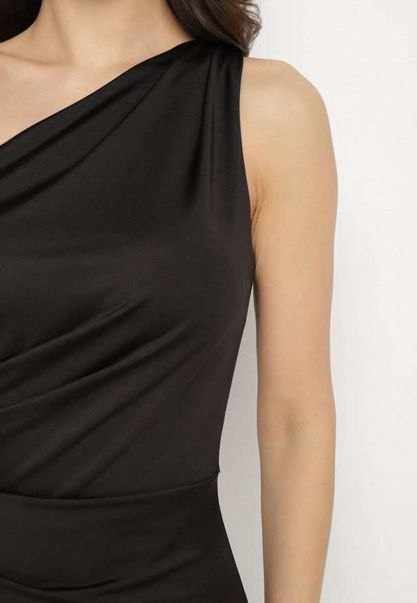 Born2be - Czarna Sukienka na Jedno Ramię z Marszczeniem i Rozcięciem Talirisa. Okazja: na wesele, na imprezę, na ślub cywilny. Kolor: czarny. Typ sukienki: asymetryczne. Styl: klasyczny, elegancki