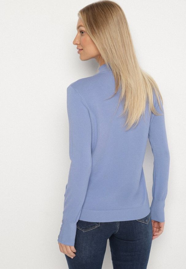 Born2be - Niebieski Dopasowany Golf z Aplikacjami przy Dekolcie i Rękawach Unella. Typ kołnierza: golf. Kolor: niebieski. Materiał: jeans. Wzór: aplikacja. Styl: elegancki