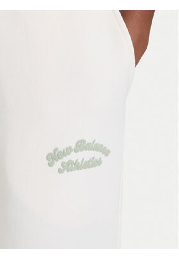 New Balance Spodnie dresowe WP53902 Biały Relaxed Fit. Kolor: biały. Materiał: syntetyk, bawełna