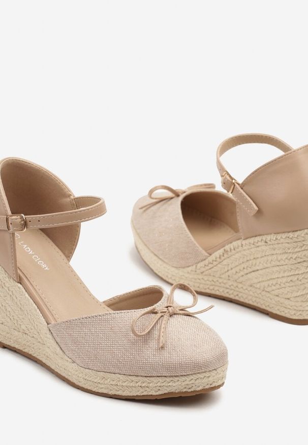 Renee - Ciemnobeżowe Sandały z Plecionką na Koturnie w Stylu Espadryli z Kokardką Zilara. Okazja: na co dzień, na ślub cywilny, na wesele. Zapięcie: pasek. Kolor: beżowy. Obcas: na koturnie. Styl: elegancki, casual