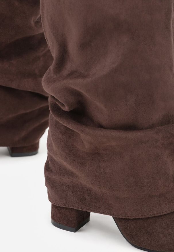 Renee - Brązowe Marszczone Kozaki na Słupkowym Obcasie z Wywiniętą Cholewką Runella. Okazja: na imprezę, na co dzień. Kolor: brązowy. Materiał: jeans, skóra. Szerokość cholewki: normalna. Obcas: na obcasie. Styl: casual, elegancki. Wysokość obcasa: średni