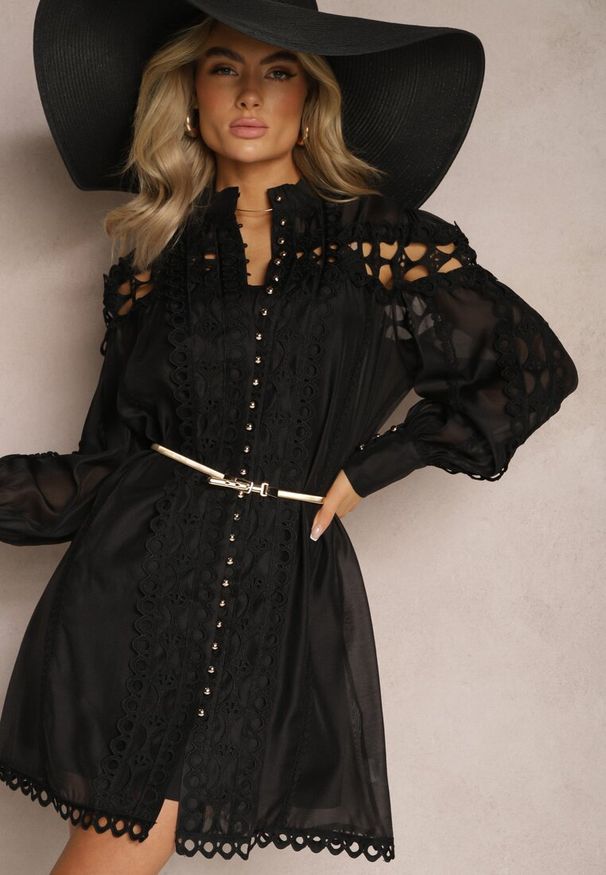 Renee - Czarna Koszulowa Sukienka Mini z Paskiem Zdobiona Koronką Organdi. Typ kołnierza: dekolt w kształcie V. Kolor: czarny. Materiał: koronka. Długość rękawa: na ramiączkach. Wzór: aplikacja, koronka. Typ sukienki: koszulowe. Styl: elegancki, klasyczny. Długość: mini