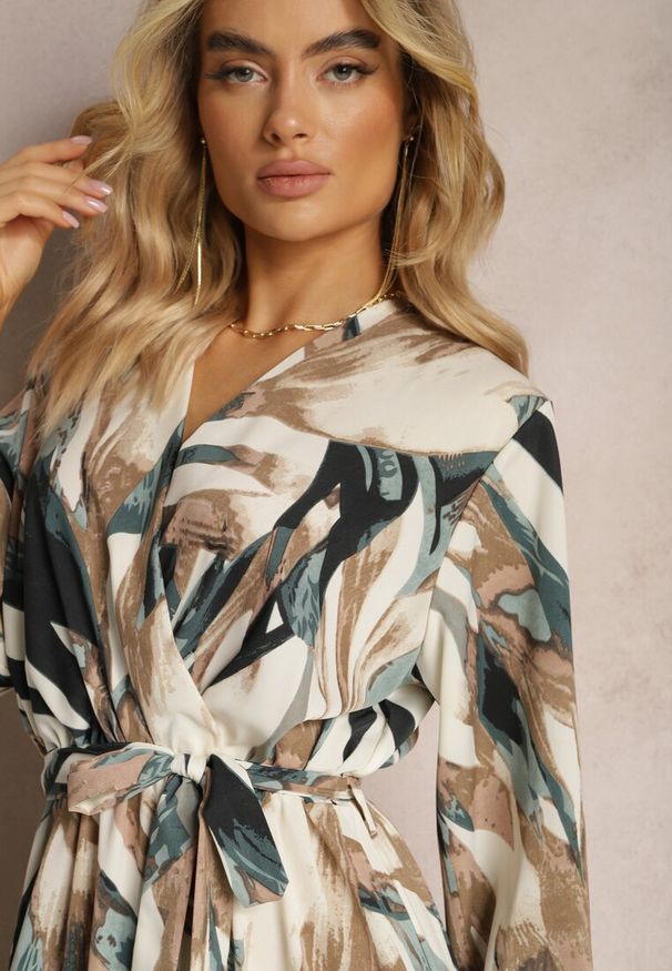 Renee - Beżowo-Zielona Rozkloszowana Sukienka Maxi z Gumką w Pasie Montaga. Typ kołnierza: dekolt kopertowy. Kolor: beżowy. Materiał: tkanina, materiał. Wzór: aplikacja, nadruk. Typ sukienki: kopertowe. Długość: maxi