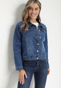 Born2be - Granatowa Jeansowa Kurtka z Przetarciami i Kieszeniami z Klapami Hazelle. Okazja: na co dzień. Kolor: niebieski. Materiał: jeans. Długość rękawa: długi rękaw. Długość: długie. Styl: casual, klasyczny #6