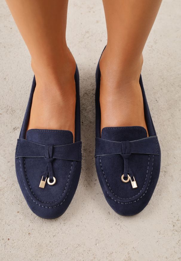 Renee - Granatowe Mokasyny Ozdobione Metalowymi Aplikacjami Eunilla. Okazja: na co dzień. Kolor: niebieski. Materiał: jeans. Wzór: aplikacja. Styl: elegancki, klasyczny, casual
