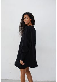 marsala-butik.pl - Sukienka typu basic z długim rękawem i falbaną w kolorze TOTALLY BLACK WAFEL - DEBBIE-M/L. Okazja: na co dzień. Kolor: czarny. Materiał: bawełna, dzianina. Długość rękawa: długi rękaw. Typ sukienki: proste, oversize. Styl: casual #1