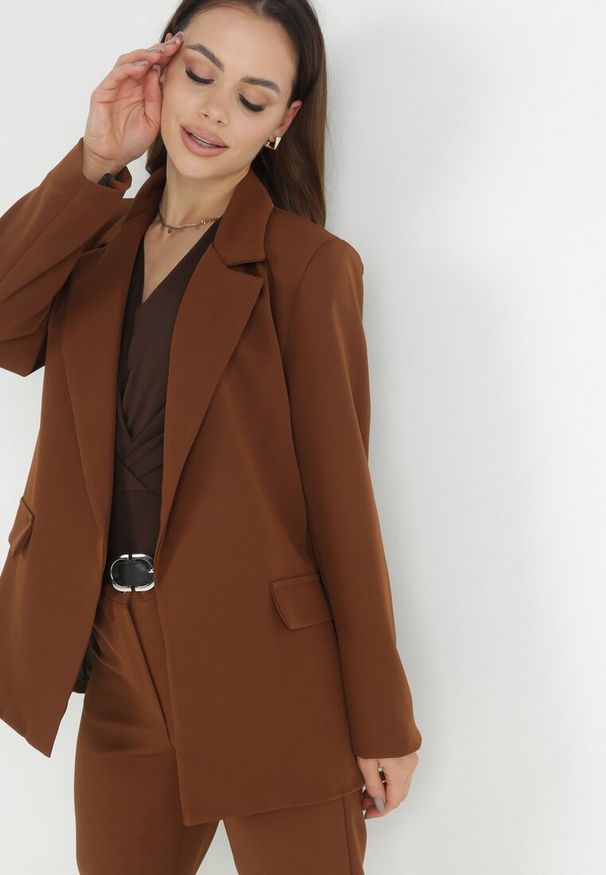 Born2be - Brązowa Marynarka Oversize Niezapinana Basi. Kolor: brązowy. Materiał: tkanina