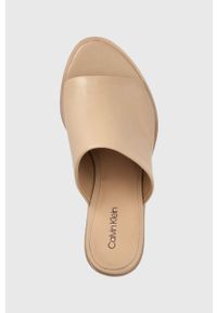 Calvin Klein klapki skórzane CURVED STILETTO MULE damskie kolor beżowy na słupku HW0HW01628. Kolor: beżowy. Materiał: skóra. Obcas: na słupku. Wysokość obcasa: średni #3