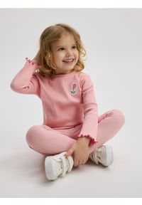 Reserved - Prążkowane legginsy z naszywką - pastelowy róż. Kolor: różowy. Materiał: prążkowany. Wzór: aplikacja