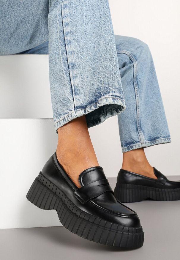 Born2be - Czarne Mokasyny ze Skóry Ekologicznej na Grubej Tłoczonej Podeszwie z Ozdobnym Paskiem Fonamia. Okazja: na co dzień. Zapięcie: pasek. Kolor: czarny. Materiał: skóra ekologiczna. Obcas: na platformie. Styl: elegancki, casual, klasyczny