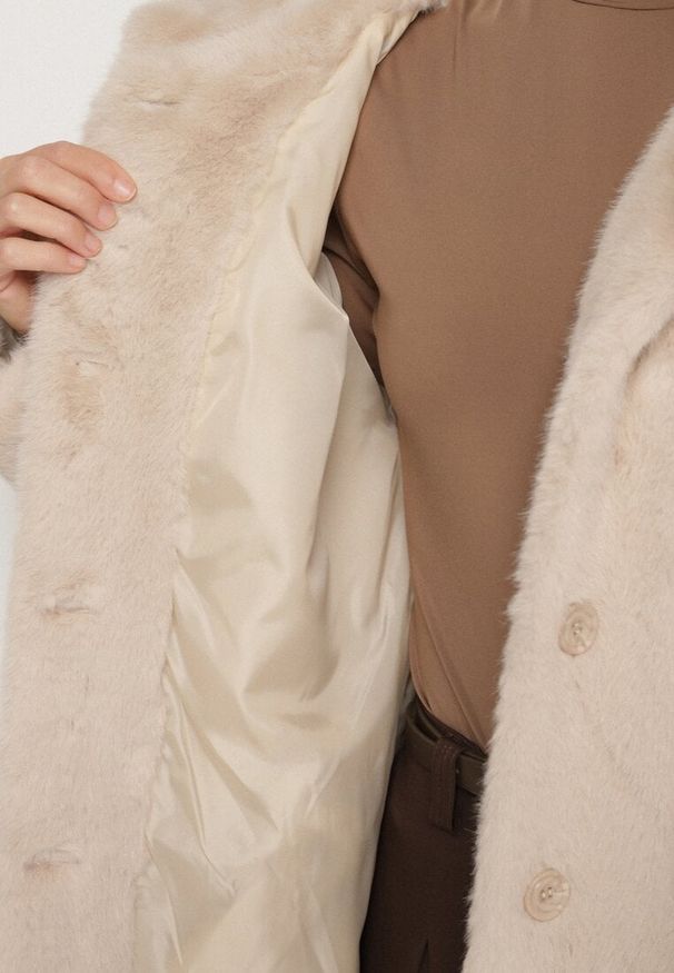 Born2be - Beżowy Płaszcz Pluszowy z Kapturem Zereta. Okazja: na imprezę, na co dzień. Typ kołnierza: kaptur. Kolor: beżowy. Materiał: jeans. Długość rękawa: długi rękaw. Długość: długie. Sezon: wiosna, jesień. Styl: casual, elegancki