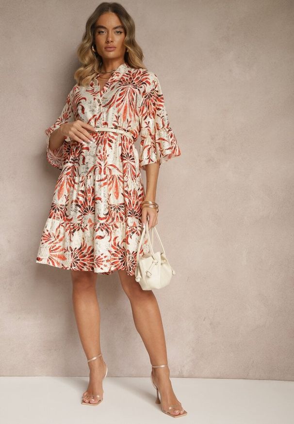 Renee - Czerwona Sukienka z Lnem o Rozkloszowanym Kroju Zdobiona Metalicznym Nadrukiem Filinwena. Typ kołnierza: dekolt w serek. Kolor: czerwony. Materiał: len. Wzór: nadruk, aplikacja