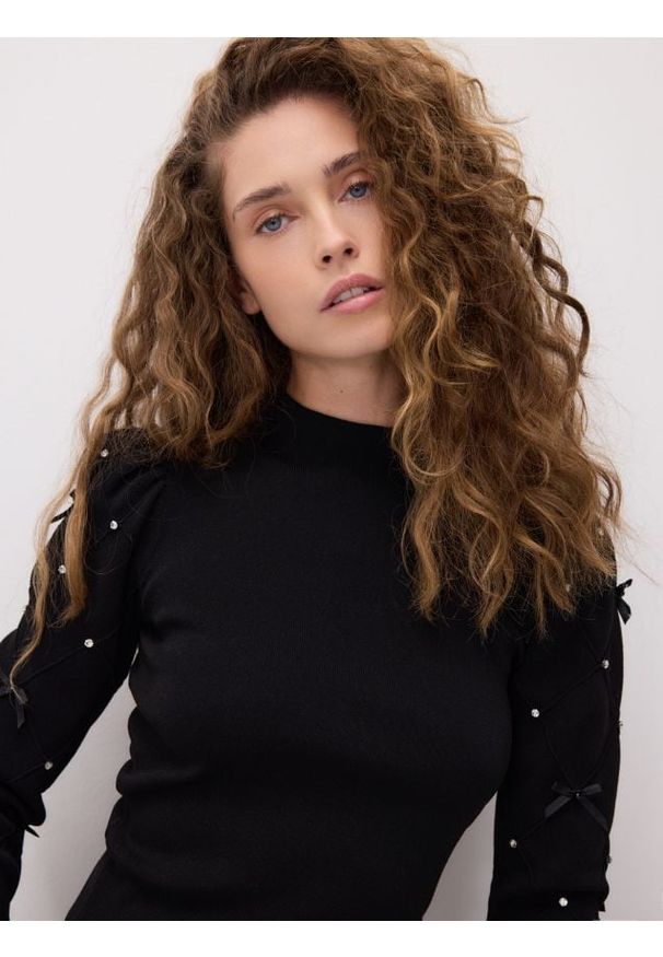 Reserved - Bluzka z aplikacjami - czarny. Kolor: czarny. Materiał: wiskoza, dzianina. Wzór: aplikacja