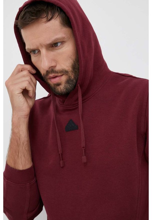 Adidas - adidas bluza męska kolor bordowy z kapturem gładka. Typ kołnierza: kaptur. Kolor: czerwony. Materiał: tkanina, włókno, dzianina, materiał. Wzór: gładki