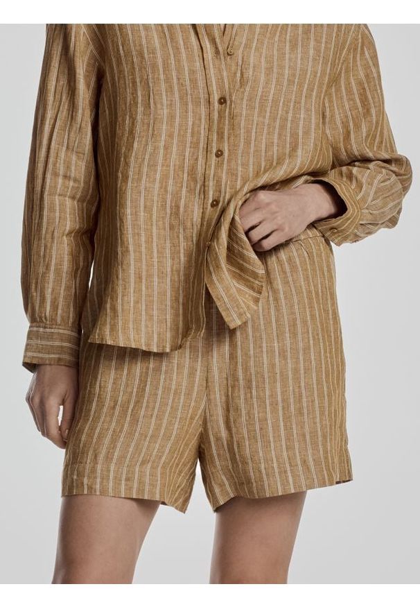 Reserved - Lniane szorty w paski - warm olive. Materiał: len. Wzór: paski