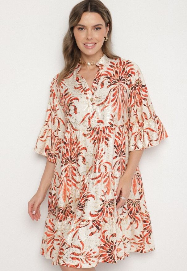 Born2be - Czerwona Rozkloszowana Sukienka z Lnem z Metalicznym Nadrukiem Filasenia. Okazja: na spacer. Typ kołnierza: kołnierz z falbankami, dekolt w kształcie V. Kolor: czerwony. Materiał: len. Wzór: nadruk. Sezon: lato. Styl: elegancki