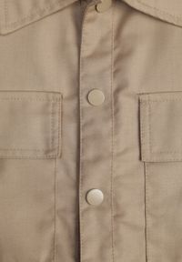 Renee - Beżowy Kombinezon Zapinany na Guziki z Krótkim Rękawem i Materiałowym Paskiem Tiamante. Okazja: na co dzień, na imprezę. Kolor: beżowy. Materiał: materiał. Długość rękawa: krótki rękaw. Długość: krótkie. Sezon: lato. Styl: klasyczny, casual #2