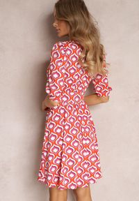 Renee - Czerwona Sukienka Mini w Mozaikowy Wzór z Bufiastymi Rękawami Sabreena. Kolor: czerwony. Typ sukienki: kopertowe. Długość: mini #5