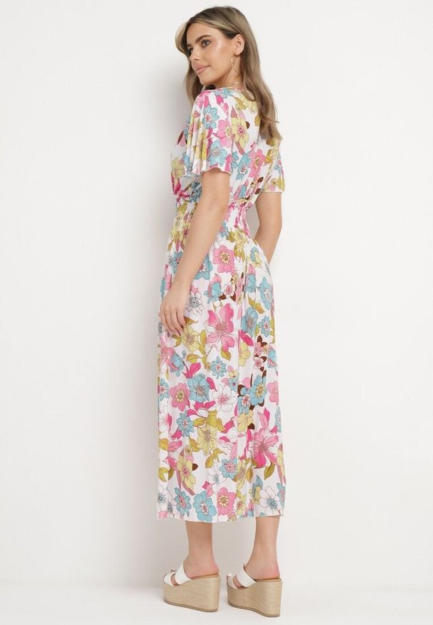 Born2be - Biało-Różowa Sukienka w Kwiaty z Kopertowym Dekoltem i Gumkami w Pasie Lomanda. Okazja: na spacer, na co dzień. Typ kołnierza: dekolt kopertowy. Kolor: biały. Wzór: kwiaty. Sezon: lato. Typ sukienki: kopertowe. Styl: elegancki, casual, klasyczny. Długość: midi