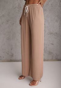 Renee - Beżowy Oversizowy Komplet Zdobiony Cyrkoniami T-shirt i Spodnie Arnateia. Kolor: beżowy. Wzór: aplikacja #5