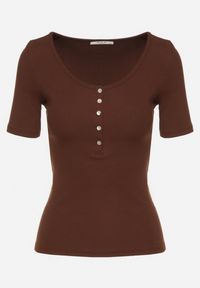 Born2be - Brązowy Prążkowany T-shirt z Bawełny Ozdobiony Guzikami Tasavia. Okazja: na co dzień. Kolor: brązowy. Materiał: prążkowany, bawełna. Wzór: aplikacja. Styl: klasyczny, casual #6