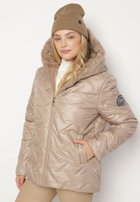 Born2be - Brązowa Pikowana Kurtka o Prostym Kroju z Kapturem Avilerie. Okazja: na co dzień. Typ kołnierza: kaptur. Kolekcja: plus size. Kolor: brązowy. Materiał: jeans. Styl: casual, elegancki