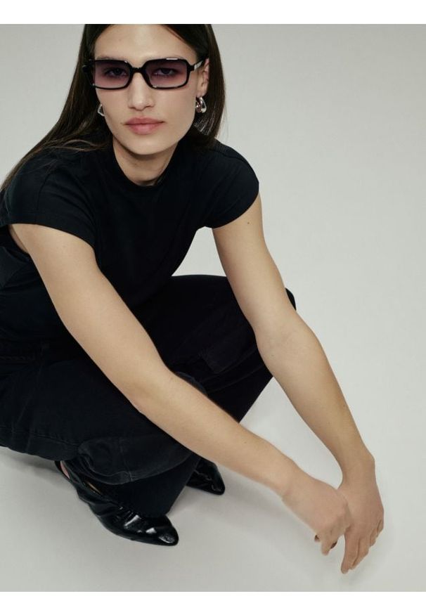 Reserved - Bluzka z marszczeniem - czarny. Kolor: czarny. Materiał: dzianina