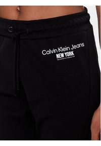Calvin Klein Jeans Spodnie dresowe J20J221052 Czarny Regular Fit. Kolor: czarny. Materiał: dresówka, syntetyk, bawełna