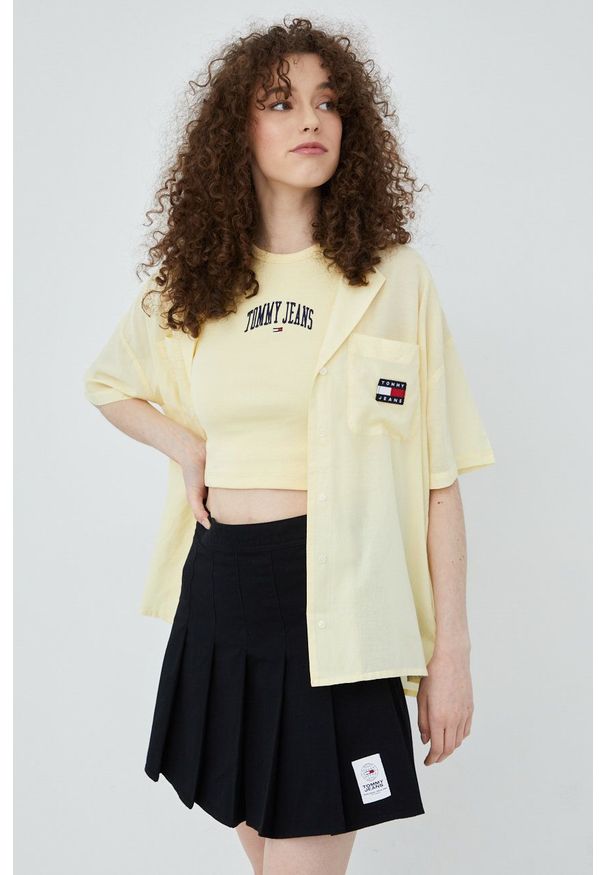 Tommy Jeans koszula damska kolor żółty relaxed z kołnierzykiem klasycznym. Typ kołnierza: kołnierzyk klasyczny. Kolor: żółty. Materiał: tkanina, włókno. Długość rękawa: krótki rękaw. Długość: krótkie. Styl: klasyczny