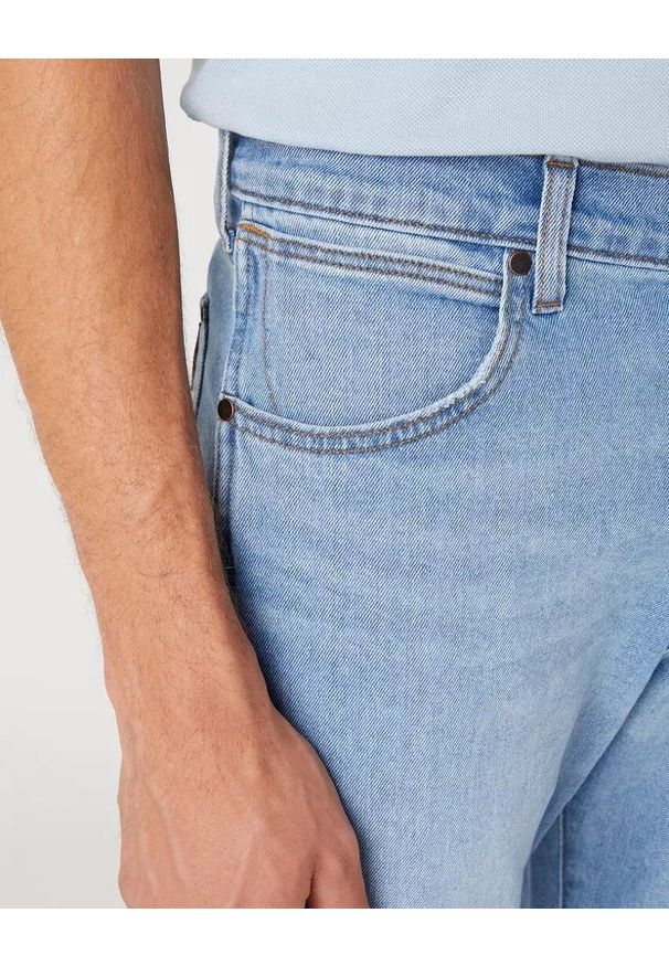 Wrangler - WRANGLER LARSTON MĘSKIE SPODNIE JEANSOWE JEANSY THE GRINGO W18S84Z95 112330753. Okazja: na co dzień, do pracy. Długość: krótkie. Sezon: lato. Styl: elegancki, casual, klasyczny