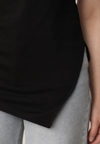 Born2be - Czarna Wiskozowa Bluzka Marszczona o Asymetrycznym Kroju z Krótkim Rękawem Menirephis. Okazja: na co dzień. Typ kołnierza: dekolt w łódkę. Kolor: czarny. Długość: krótkie. Wzór: gładki. Materiał: wiskoza. Długość rękawa: krótki rękaw. Sezon: lato. Styl: casual, klasyczny #7