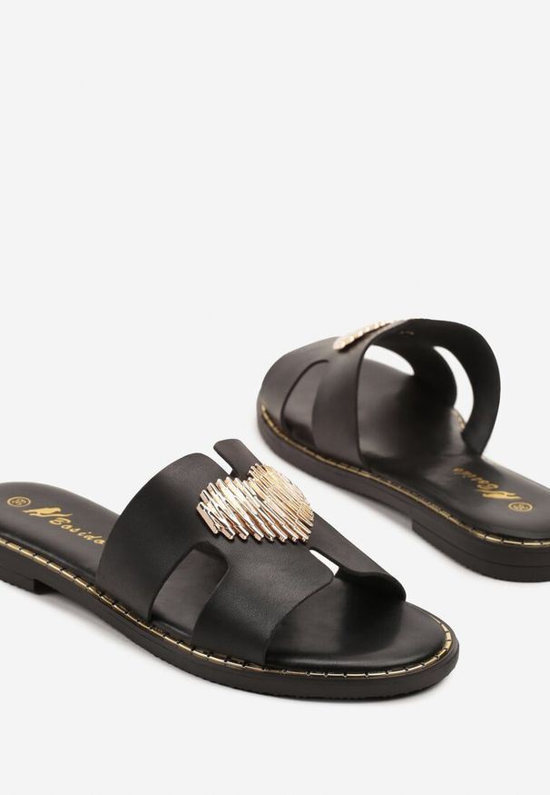 Born2be - Czarne Klapki z Wycięciami i Sercem Nevonilla. Okazja: na co dzień. Kolor: czarny. Sezon: lato. Styl: elegancki, casual