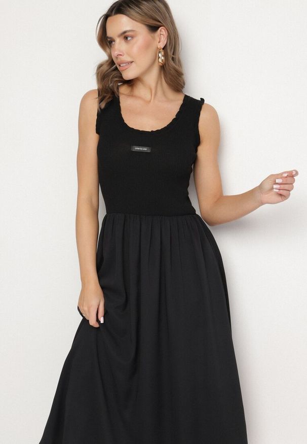 Born2be - Czarna Wiskozowa Sukienka o Rozkloszowanym Kroju z Ozdobną Naszywką Ronestra. Okazja: na co dzień. Kolor: czarny. Materiał: wiskoza. Wzór: aplikacja. Typ sukienki: proste. Styl: klasyczny, casual