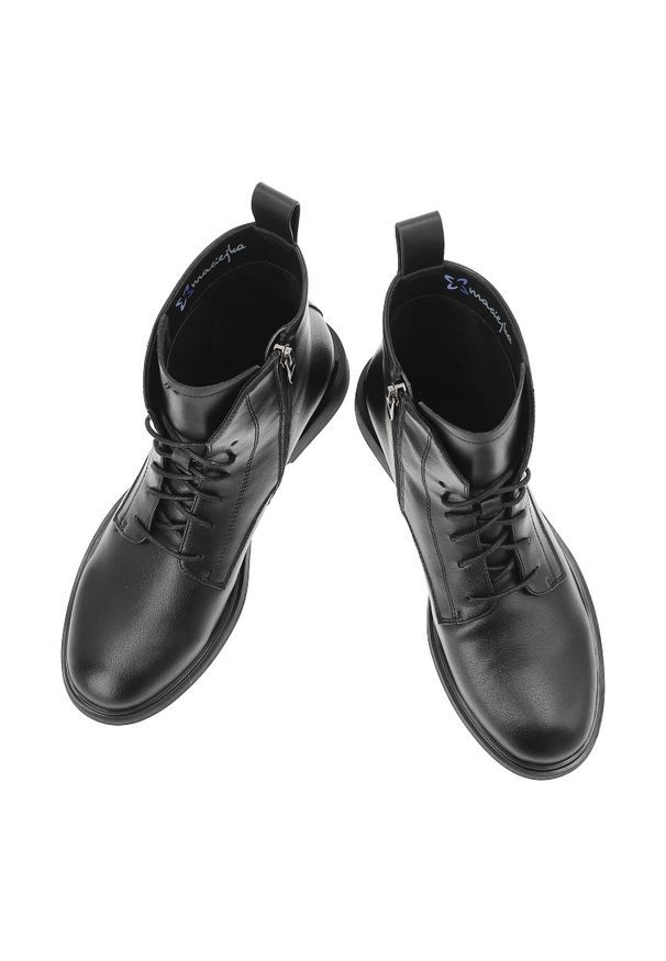 Czarne Botki Maciejka Stylowe Obuwie Damskie. Okazja: na co dzień. Kolor: czarny. Materiał: skóra. Szerokość cholewki: normalna. Wzór: aplikacja. Styl: elegancki