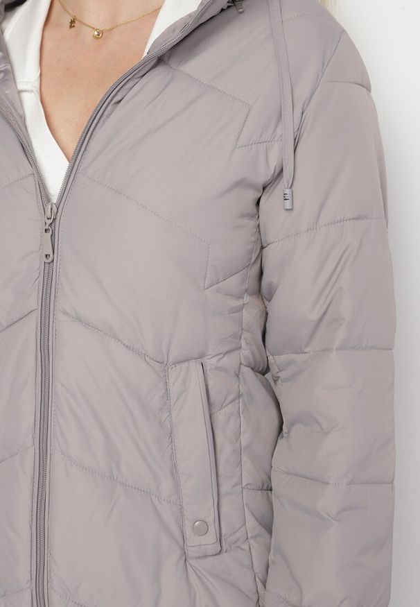 Born2be - Jasnoszara Kurtka z Pikowanymi Przeszyciami i Odpinanym Kapturem Felanwen. Okazja: na co dzień. Kolor: szary. Materiał: jeans. Styl: sportowy, casual, elegancki