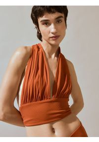 Reserved - Krótki top halter - pomarańczowy. Typ kołnierza: dekolt halter. Kolor: pomarańczowy. Materiał: prążkowany, dzianina. Długość: krótkie #1