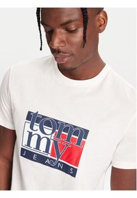 Tommy Jeans T-Shirt DM0DM21977 Biały Regular Fit. Kolor: biały. Materiał: bawełna #4