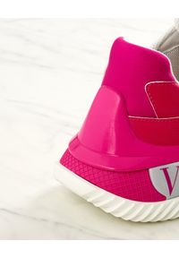 VALENTINO - Różowe sneakersy Wade Runner VLTN. Nosek buta: okrągły. Kolor: różowy, wielokolorowy, fioletowy. Materiał: guma, tkanina #9