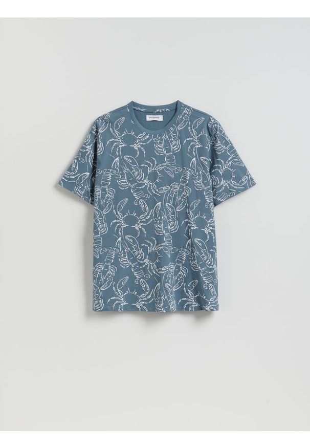 Reserved - T-shirt regular z nadrukiem allover - jasnoniebieski. Kolor: niebieski. Materiał: bawełna, dzianina. Wzór: nadruk