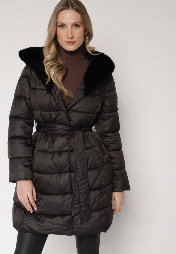 Born2be - Czarna Długa Kurtka Ozdobiona Pikowaniem z Nieodpinanym Kapturem i Paskiem Lidaveia. Okazja: na co dzień. Kolor: czarny. Materiał: jeans. Długość: długie. Wzór: aplikacja. Styl: klasyczny, casual, elegancki