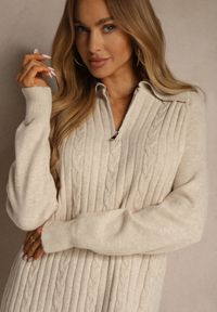 Renee - Jasnobeżowa Sweterkowa Sukienka z Bawełną i Wełną Ozdobiona Suwakiem Reinda. Okazja: na co dzień, na imprezę. Kolor: beżowy. Materiał: wełna, bawełna. Wzór: aplikacja. Typ sukienki: proste, oversize. Styl: casual. Długość: midi #2