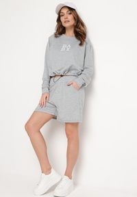 Born2be - Szary 2-Częściowy Komplet Dresowy Bluza z Nadrukiem i Luźne Szorty z Kieszeniami Ridana. Kolor: szary. Materiał: dresówka. Wzór: nadruk #6